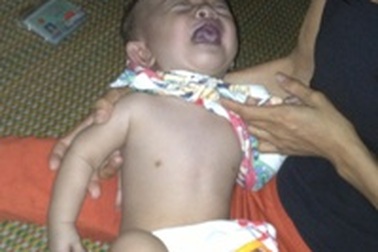 Bố mẹ nghèo, bé 6 tháng tuổi chỉ có nước sôi pha đường để uống