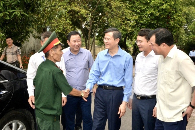 Bí thư Tỉnh ủy Ninh Bình Đoàn Minh Huấn thăm hỏi thương binh đang điều trị tại Trung tâm Điều dưỡng thương binh Nho Quan