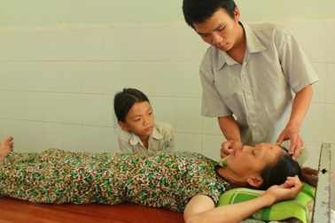 Nỗi niềm chàng sinh viên nghỉ học nuôi mẹ tâm thần