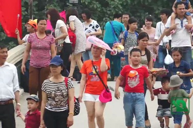 Công viên Thủ Lệ đông nghịt người tới vui chơi