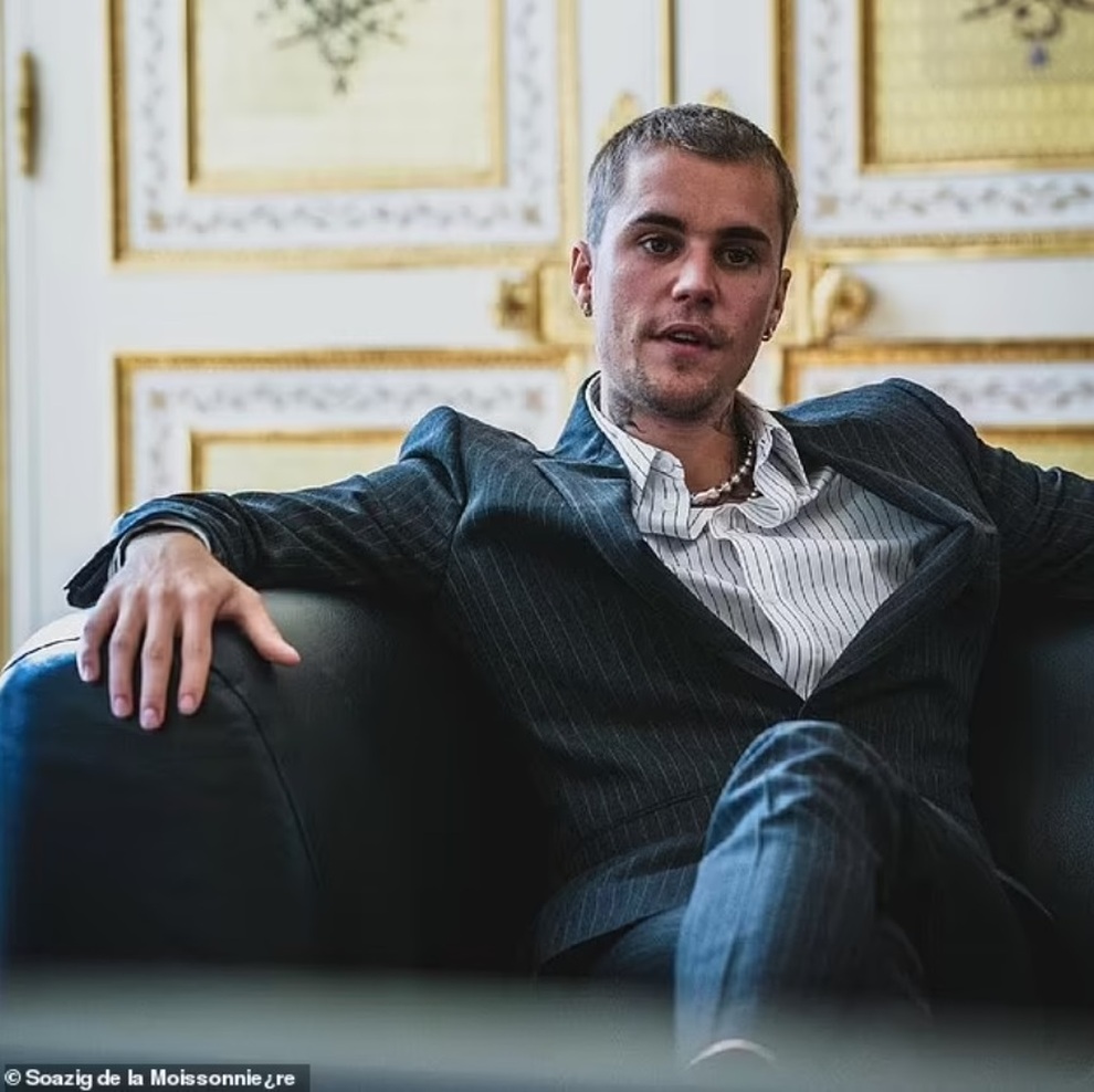 Tranh cãi về trang phục của vợ chồng Justin Bieber khi gặp Tổng thống Pháp - 4 Tranh cãi về trang phục của vợ chồng Justin Bieber khi gặp Tổng thống Pháp - 4