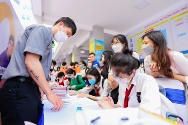 Nhân sự cũ "rơi rụng", ngành du lịch cấp bách tuyển mới