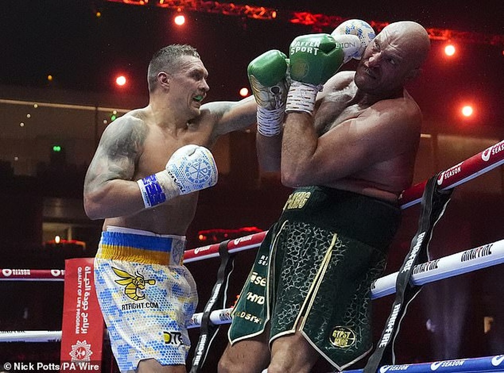 Tyson Fury và Oleksandr Usyk đứng nhìn nhau hơn 11 phút - 2