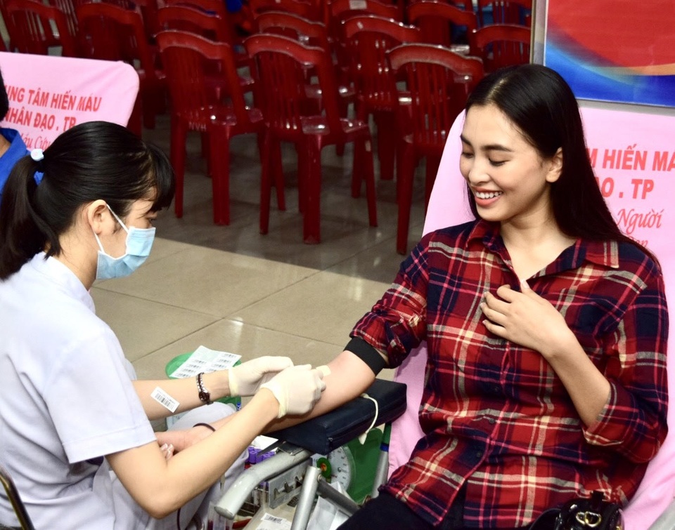 Hồ Đức Vĩnh, Tiểu Vy, Quỳnh Anh nhiệt tình đi hiến máu - 6 Hồ Đức Vĩnh, Tiểu Vy, Quỳnh Anh nhiệt tình đi hiến máu - 6