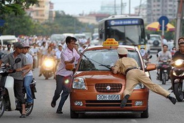 Thêm một CSGT phải nhảy lên nắp capo