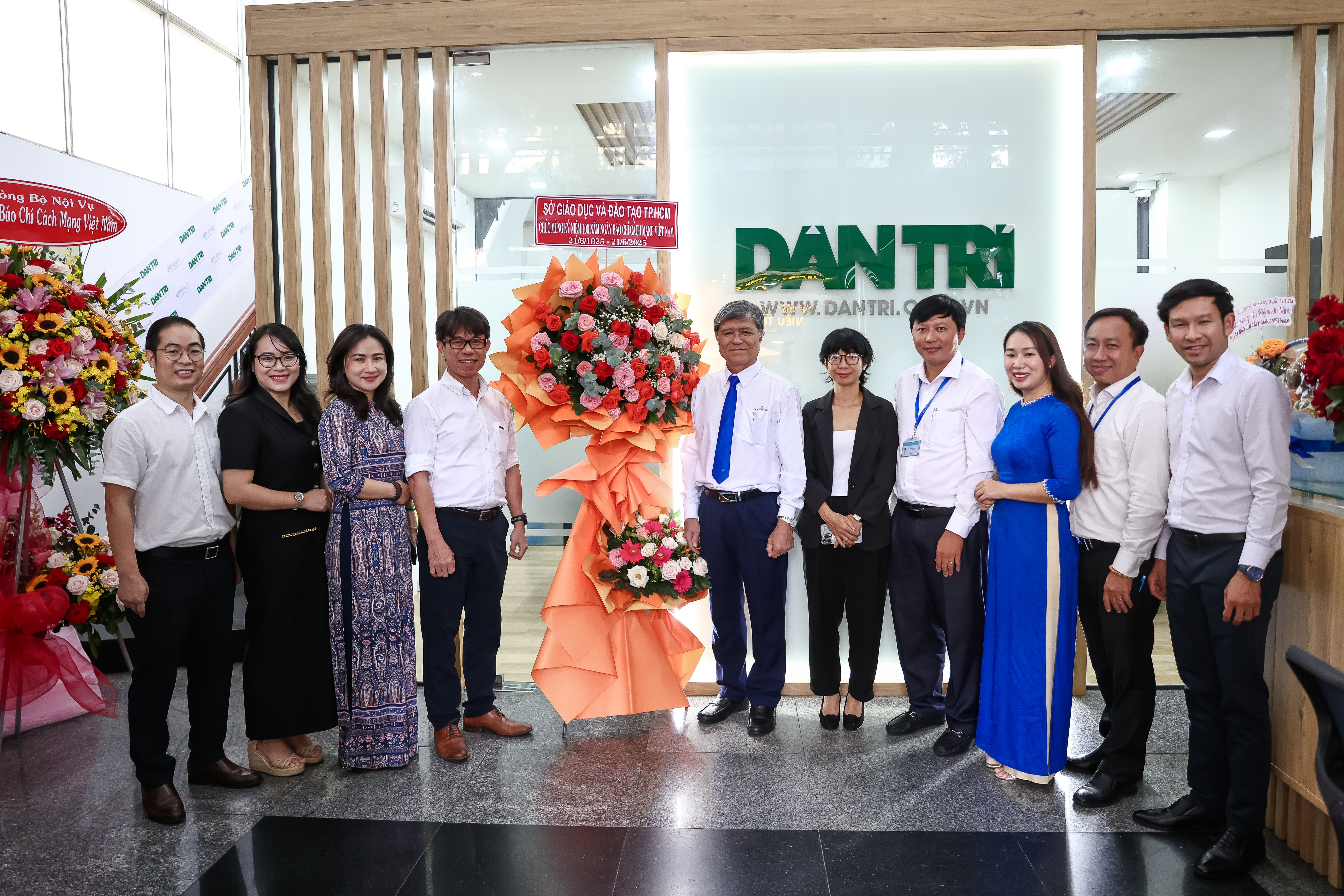 Văn phòng báo Dân trí ở miền Nam đón nhận nhiều tình cảm dịp 21/6