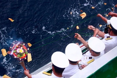 Tổ quốc đón anh về với đất liền