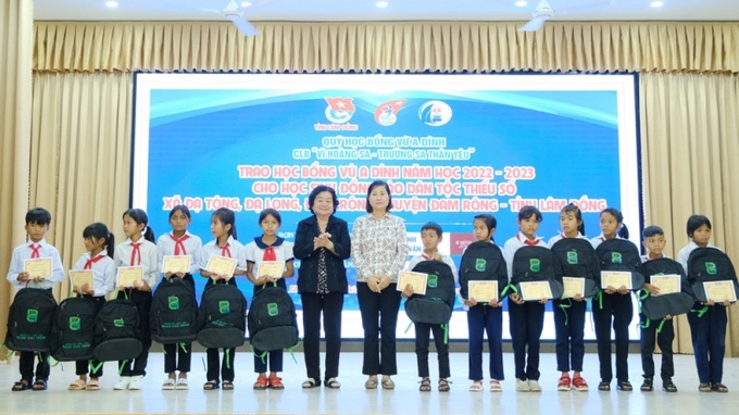 50 suất học bổng Vừ A Dính được trao cho học sinh đồng bào dân tộc thiểu số huyện Đam Rông. Ảnh baolamdong.vn