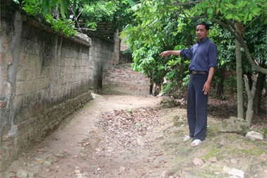 Xã “biến” nhà dân thành… đường tập thể