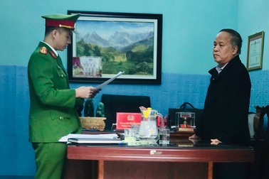 Khởi tố nguyên Chủ tịch huyện, áp dụng biện pháp cấm đi khỏi nơi cư trú