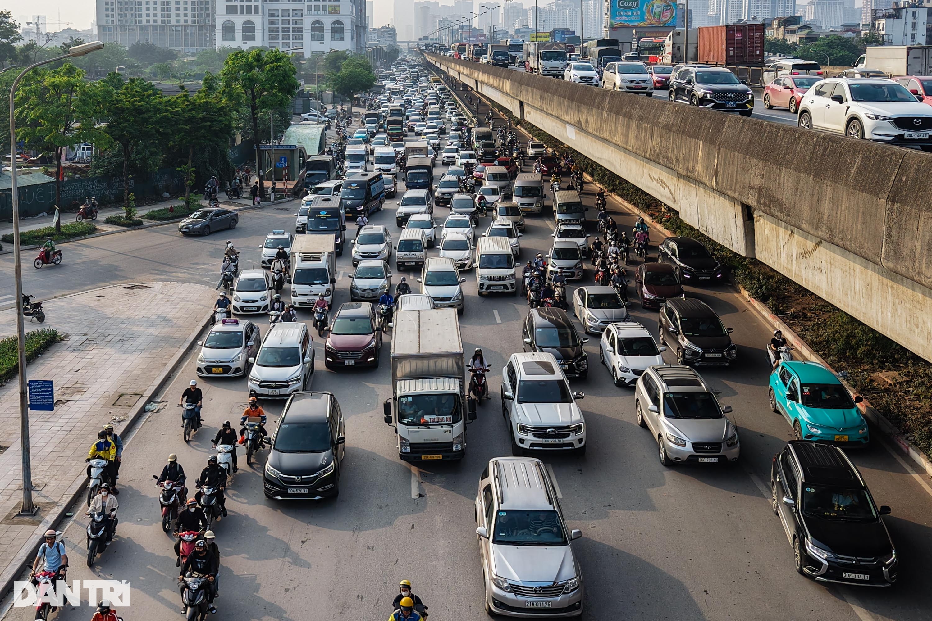 Đông nghịt người về quê nghỉ lễ 30/4, Vành đai 3 trên cao ùn tắc hơn 5km - 4 Đông nghịt người về quê nghỉ lễ 30/4, Vành đai 3 trên cao ùn tắc hơn 5km - 4