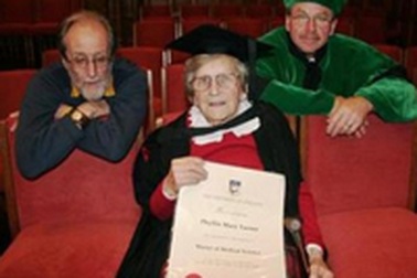 94 tuổi nhận bằng tiến sỹ