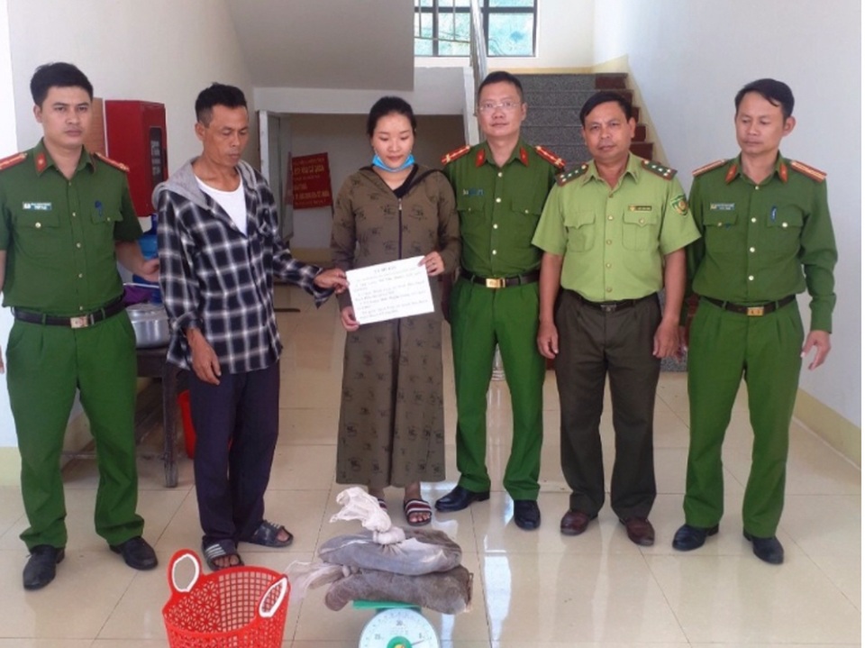 Bắt 2 đối tượng đang vận chuyển 2 con rắn hổ mang chúa đi tiêu thụ - 1 Bắt 2 đối tượng đang vận chuyển 2 con rắn hổ mang chúa đi tiêu thụ - 1