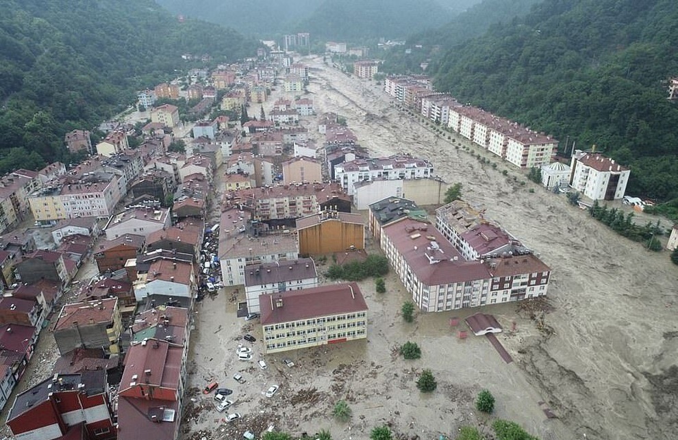 Lũ lụt nghiêm trọng làm sập nhà, cuốn trôi ô tô ở Thổ Nhĩ Kỳ - 1 Lũ lụt nghiêm trọng làm sập nhà, cuốn trôi ô tô ở Thổ Nhĩ Kỳ - 1