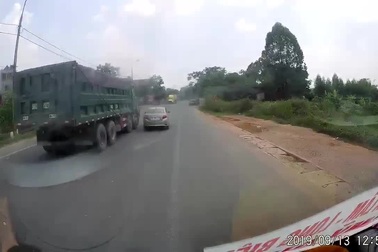 Xe ô tô suýt gặp nạn vì không quan sát gương chiếu hậu