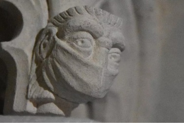 Nhà thờ chạm khắc khẩu trang lên bức tượng, đánh dấu đại dịch Covid-19