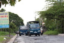 Xe tải “rồng rắn” đi đường vòng, né trạm thu phí
