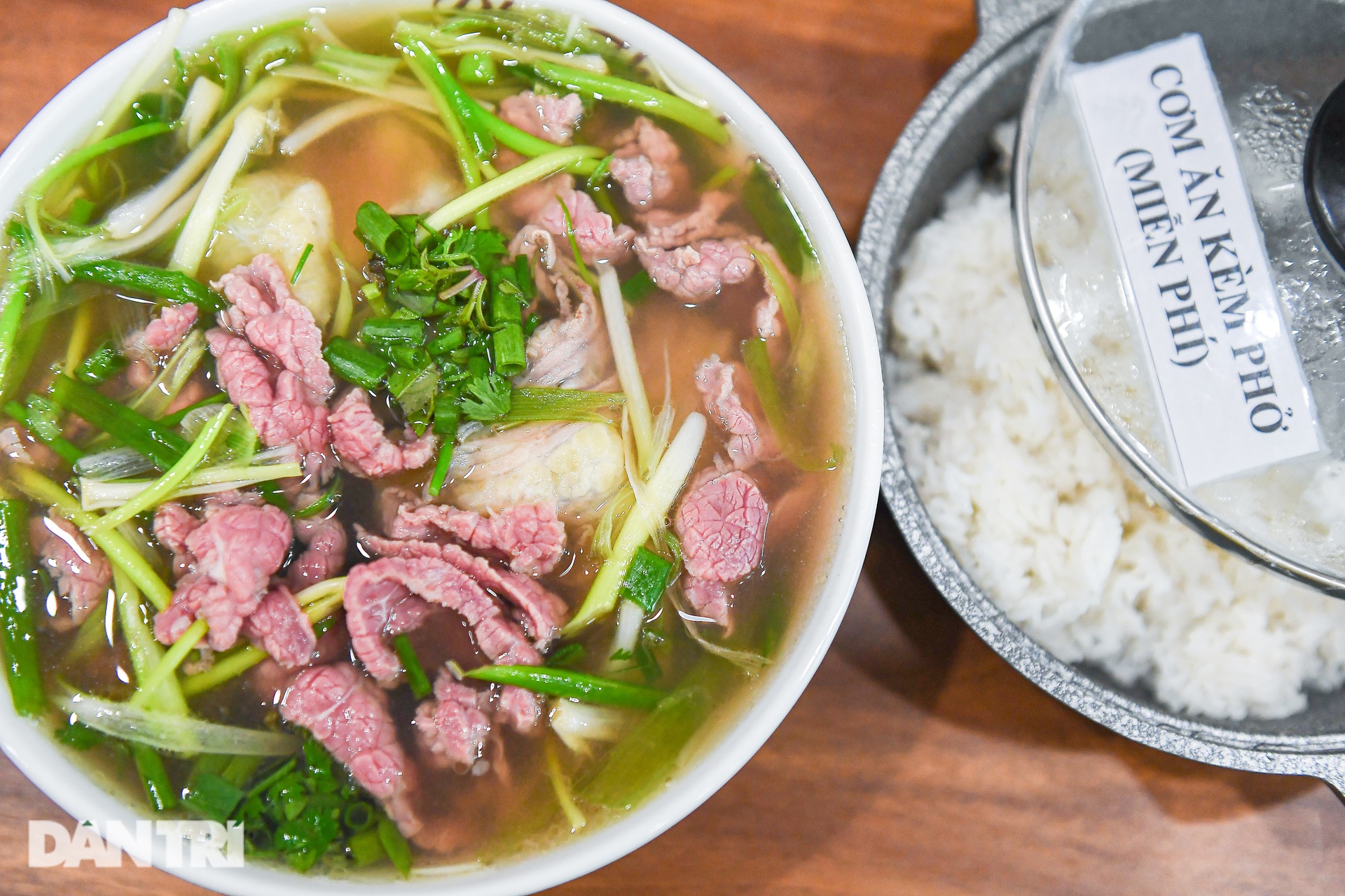 Quán phở bao cấp ở Hà Nội, tặng kèm cơm nguội khiến khách nhớ tuổi thơ - 4