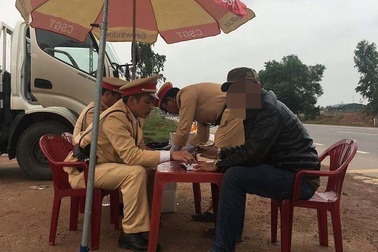 Bị phát hiện dương tính với ma túy, tài xế container khai có "đập đá"