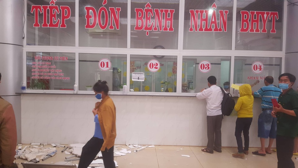 Một phần trần chống nắng của Bệnh viện nghìn tỷ Tây Nguyên bất ngờ bị sập - 2 Một phần trần chống nắng của Bệnh viện nghìn tỷ Tây Nguyên bất ngờ bị sập - 2