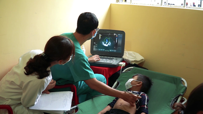 Khám sàng lọc là biện pháp nhằm giúp phát hiện và điều trị sớm bệnh tim bẩm sinh. Ảnh quangngaitv.vn