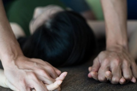 Quan hệ với người chưa thành niên, bị truy cứu tội hiếp dâm hay cưỡng dâm?