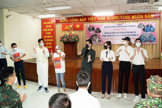 Lý Nhã Kỳ cùng các nghệ sĩ Ngọc Sơn, Phương Thanh, Quốc Đại, ca sĩ - diễn viên Song Luân, nhóm The Wings, MC Nhật Trường đã góp mặt trong chương trình