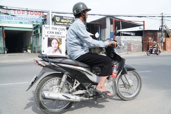 Câu chuyện đằng sau chiếc xe máy gắn bảng "bố tìm con câm điếc" ở TPHCM