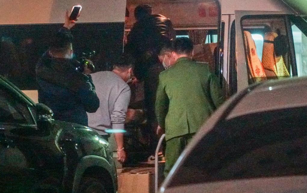 Xuyên đêm khám xét trụ sở Cục Đăng kiểm Việt Nam, xe cứu thương xuất hiện - 9 Xuyên đêm khám xét trụ sở Cục Đăng kiểm Việt Nam, xe cứu thương xuất hiện - 9