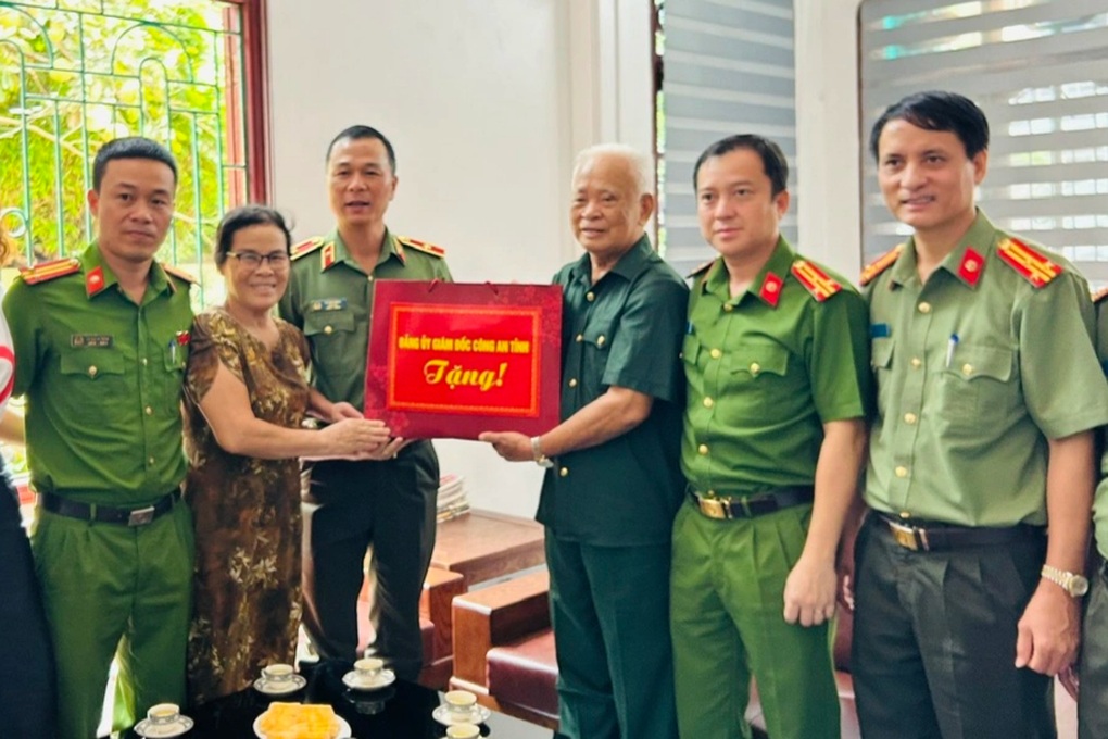 Công an “đi từng phố, gõ cửa từng nhà” tặng quà Tết Độc lập - 2 Công an “đi từng phố, gõ cửa từng nhà” tặng quà Tết Độc lập - 2