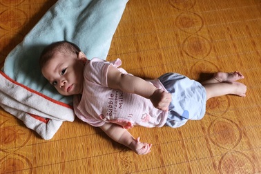 Nhói lòng cảnh bé gái 1 tuổi người mềm oặt, ngày lên cơn co giật mấy lần