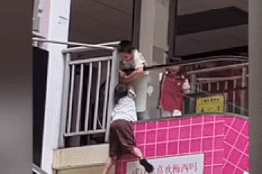 Khoảnh khắc bé trai giữ chặt tay, cố cứu bạn ngã khỏi thang cuốn gây sốt