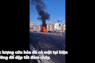 Xe taxi bất ngờ phát nổ kinh hoàng khi đang dừng chờ đèn đỏ