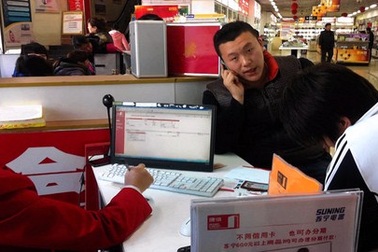 Giới trẻ Trung Quốc bạo tay vay tiền mua sắm