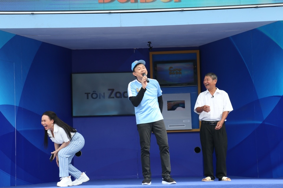 Xúc động với những hình ảnh cuối cùng của nghệ sĩ Chí Tài trong chương trình Cơ hội đổi đời - 4 Xúc động với những hình ảnh cuối cùng của nghệ sĩ Chí Tài trong chương trình Cơ hội đổi đời - 4