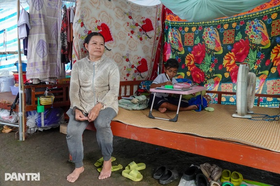 Mẹ đơn thân lay lắt nuôi con gái 9 tuổi trong căn nhà sắp sập