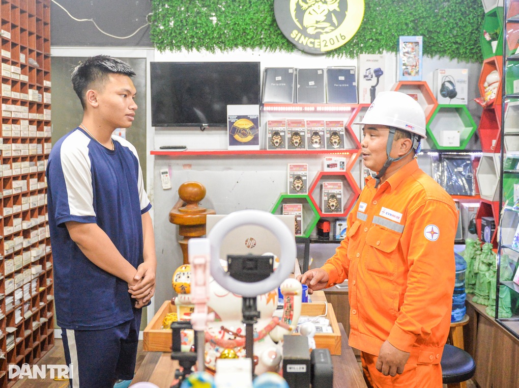 Hà Nội: Nhân viên điện lực phát loa kêu gọi người dân tiết kiệm điện - 6 Hà Nội: Nhân viên điện lực phát loa kêu gọi người dân tiết kiệm điện - 6