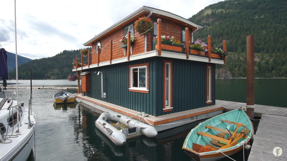 Bố đơn thân xây biệt thự nổi, trồng hoa tuyệt đẹp trên hồ sống cùng hai con - 3