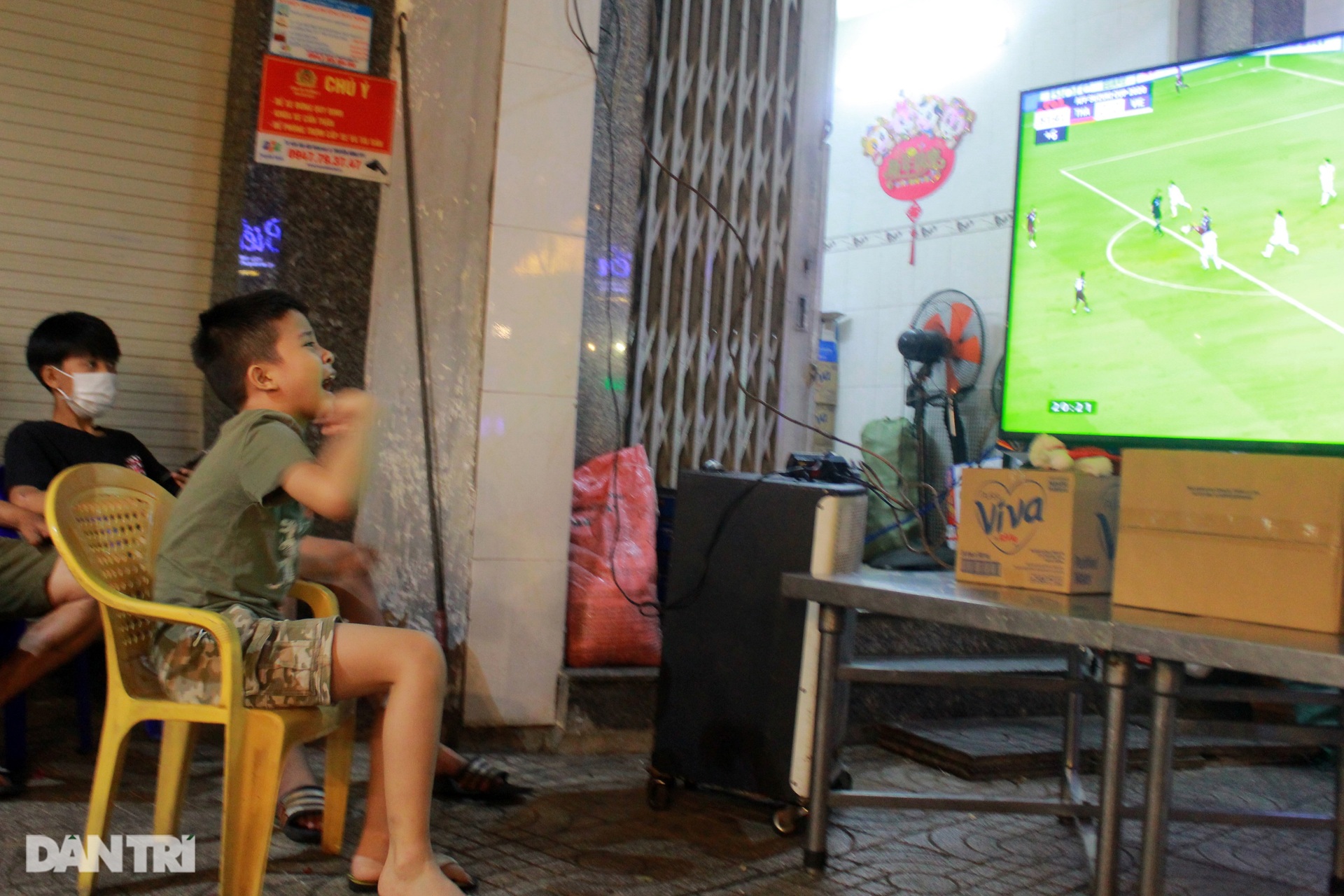 Người hâm mộ gục đầu tiếc nuối khi Việt Nam trở thành cựu vương tại AFF Cup - 15 Người hâm mộ gục đầu tiếc nuối khi Việt Nam trở thành cựu vương tại AFF Cup - 15