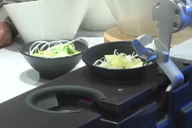 Robot của LG trổ tài nấu ăn tại CES 2020