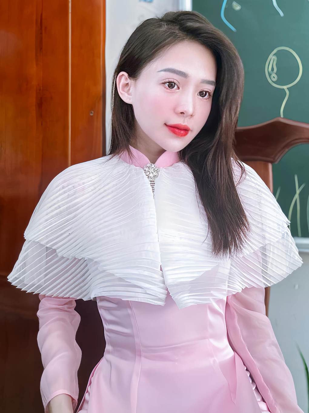 Cô giáo Gen Z gây sốt mạng vì diện áo dài lộng lẫy đến lớp mỗi ngày - 5 Cô giáo Gen Z gây sốt mạng vì diện áo dài lộng lẫy đến lớp mỗi ngày - 5