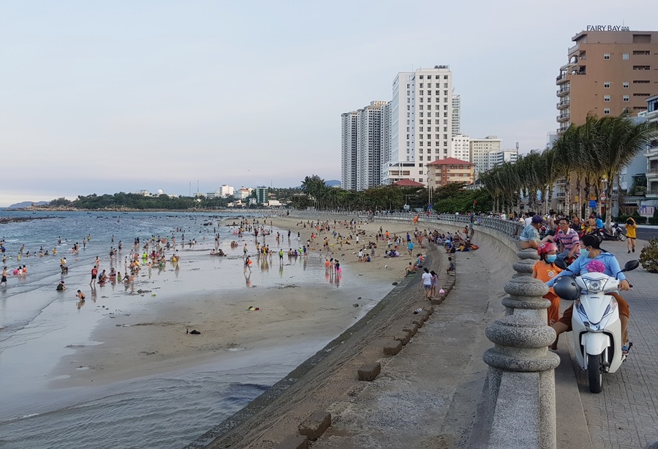 Bãi biển Nha Trang nhộn nhịp mùa nước cạn, phát lộ nhiều bãi đá - 2 Bãi biển Nha Trang nhộn nhịp mùa nước cạn, phát lộ nhiều bãi đá - 2