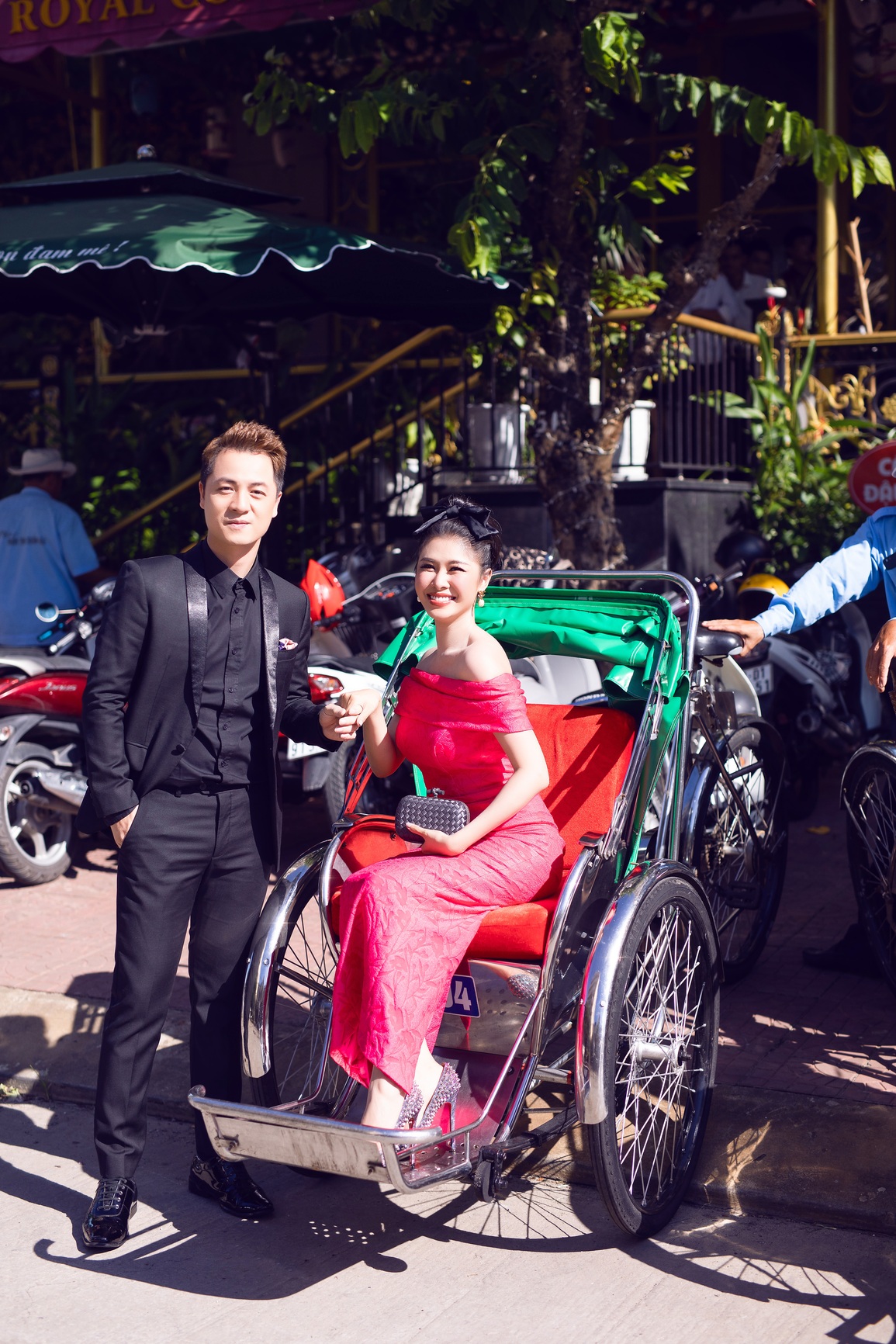 Hoa hậu Giáng My, Tiểu Vy gây náo loạn khi đi xích lô dự show thời trang - 7 Hoa hậu Giáng My, Tiểu Vy gây náo loạn khi đi xích lô dự show thời trang - 7