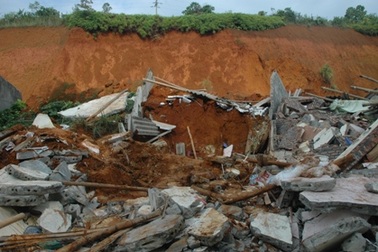 2 bà cháu thiệt mạng sau vụ lở đất kinh hoàng
