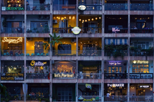 Khách Tây đến chung cư cũ ở TPHCM, đi thang máy phải mất phí 3.000 đồng/lần