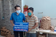 Công đoàn tặng quà công nhân bị tai nạn lao động nhân Ngày Quốc tế lao động