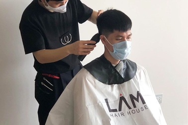 Dịch vụ cắt tóc tại nhà bùng nổ trong mùa dịch Covid-19