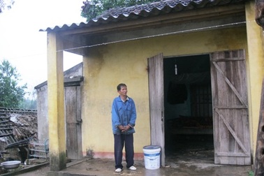 Cụ ông 74 tuổi mù lòa sống trong căn nhà dột nát