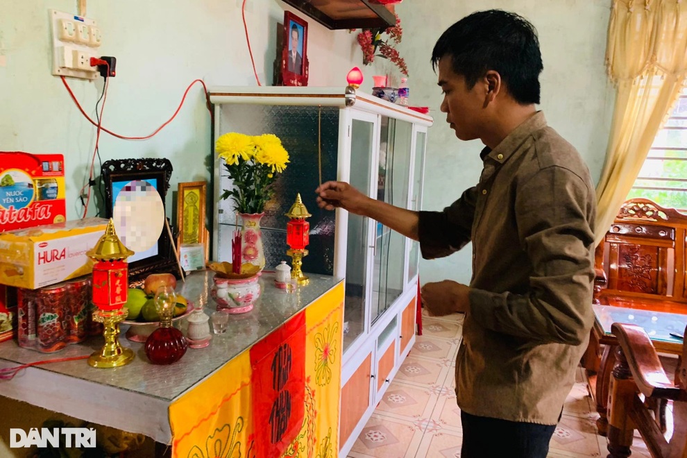 Xót xa chồng tay ôm tro cốt vợ, tay bế con gái sinh non khóc ngất đòi sữa - 4 Xót xa chồng tay ôm tro cốt vợ, tay bế con gái sinh non khóc ngất đòi sữa - 4