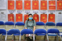 Xuyên đêm chờ ở trụ sở UBND phường làm thủ tục cấp giấy đi đường